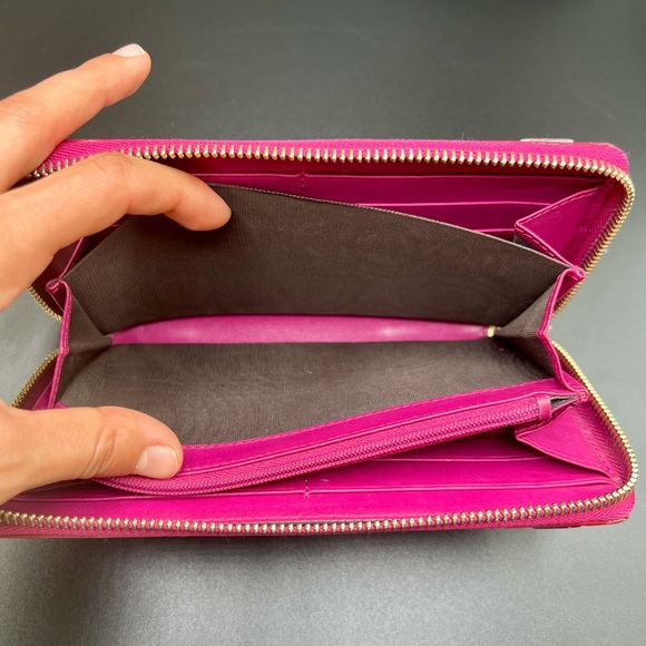 GUCCI Guccissima Patent Leather Round Zipper Long Wallet With Gold Hardware - Picture 8 of 11